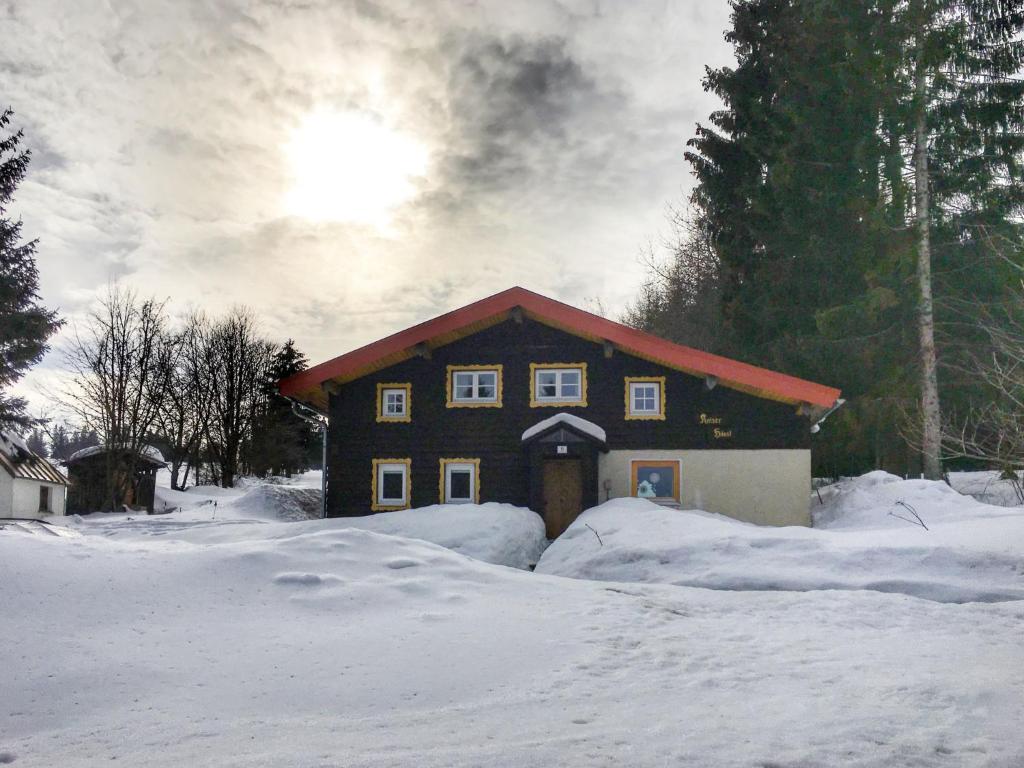 Una casa en la nieve con nieve alrededor. en Holiday Home Kaiserhäusl by Interhome, en Bischofsreut