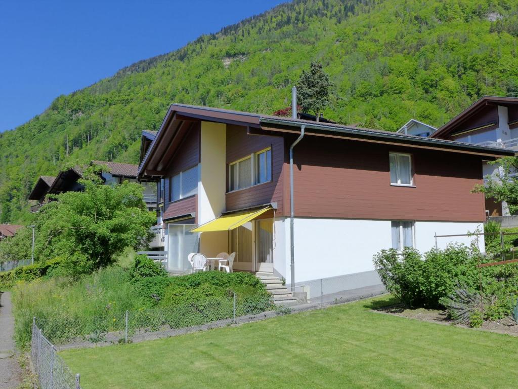 ein Haus mit einem Berg im Hintergrund in der Unterkunft Holiday Home Salzhubelweg by Interhome in Goldswil