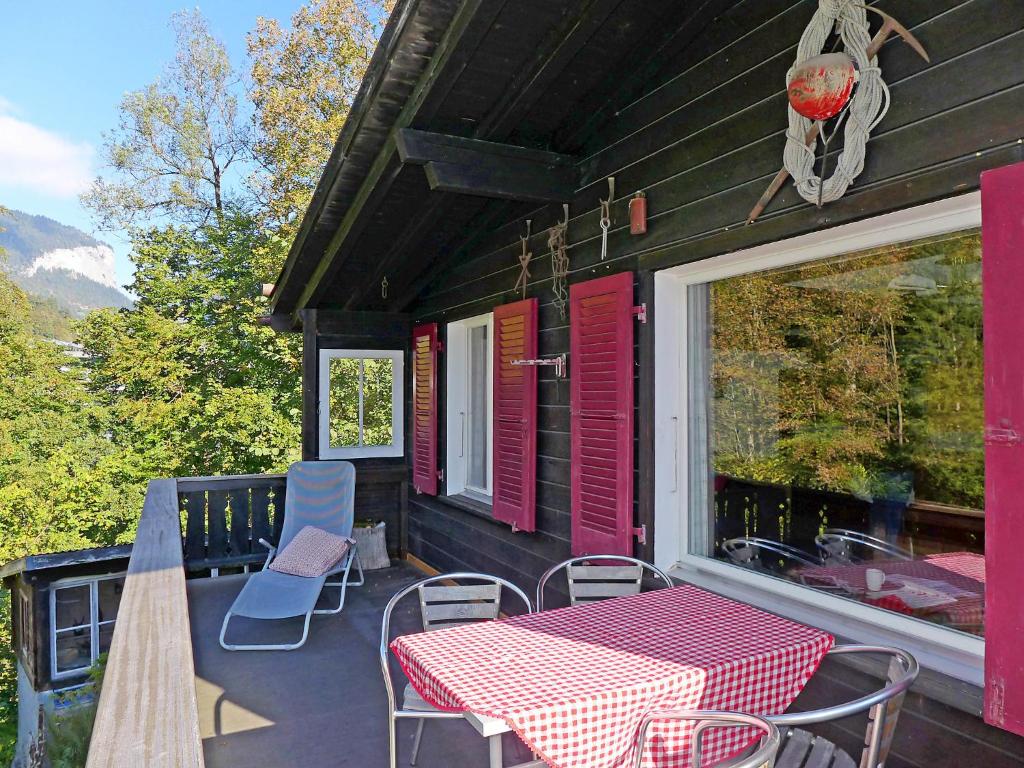 eine Terrasse mit einem Tisch und Stühlen auf einem Haus in der Unterkunft Apartment Stocki by Interhome in Lauterbrunnen