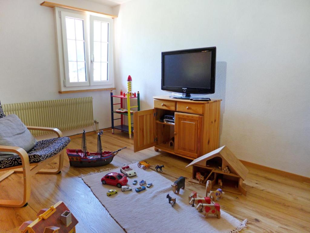 Μια τηλεόραση ή/και κέντρο ψυχαγωγίας στο Apartment Chalet Seeberg by Interhome