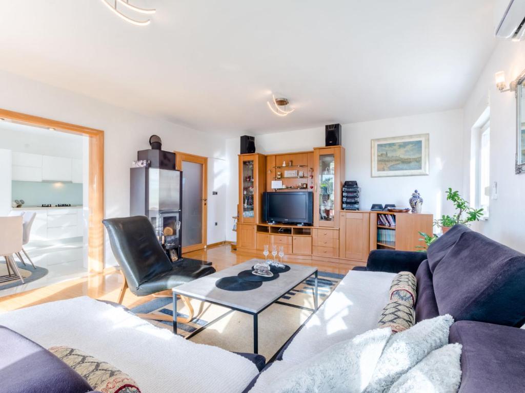 TV a/nebo společenská místnost v ubytování Holiday Home Queen Ahn by Interhome