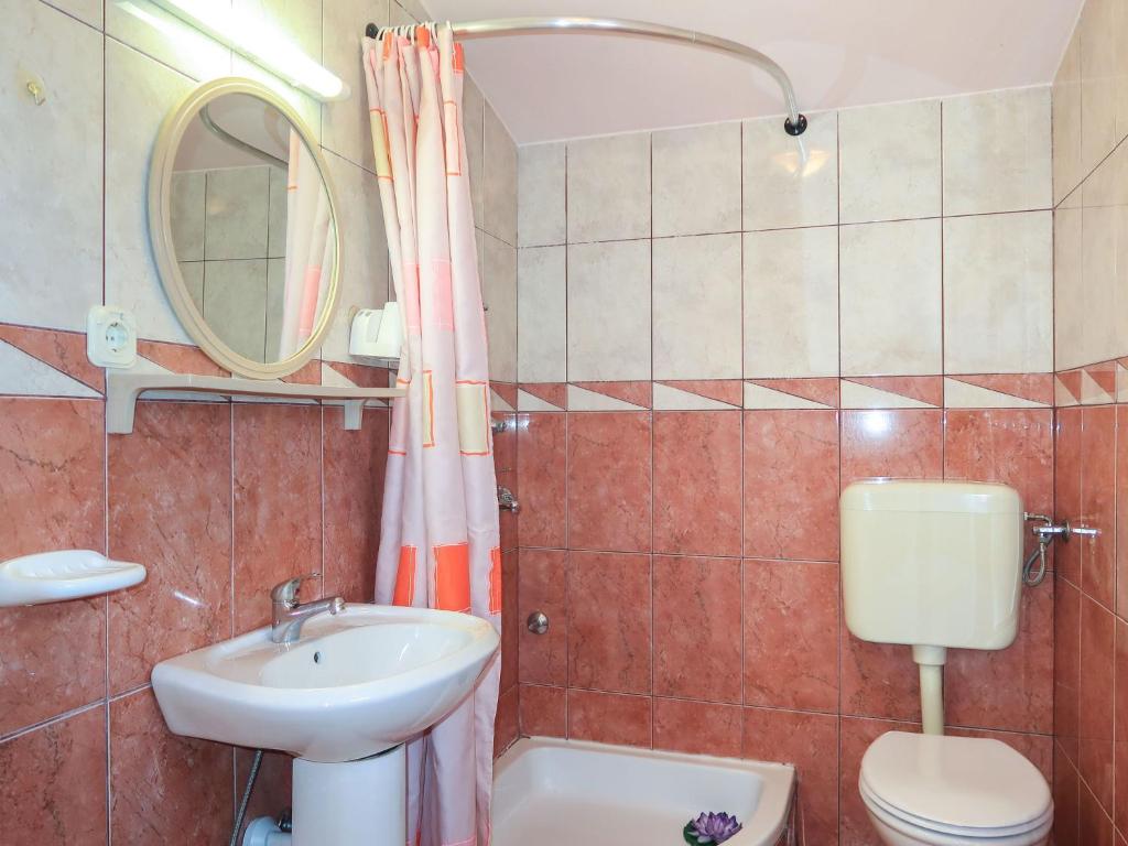 Kúpeľňa v ubytovaní Apartment Dalibor-2 by Interhome