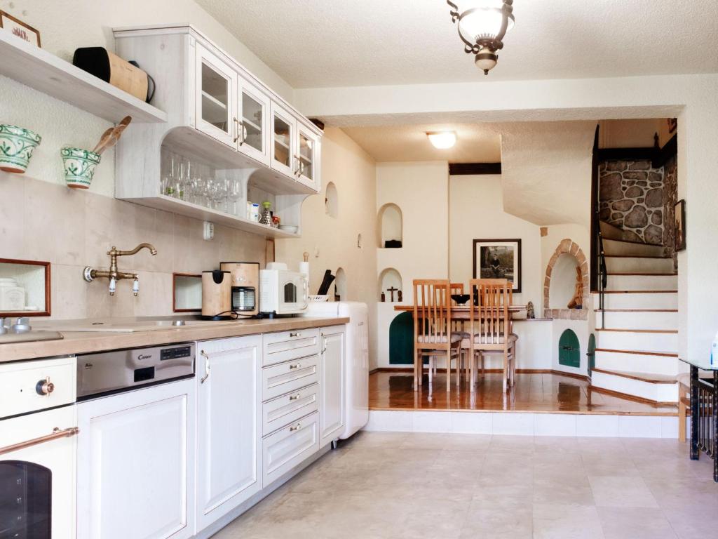 Kuchyňa alebo kuchynka v ubytovaní Holiday Home Podcempres by Interhome