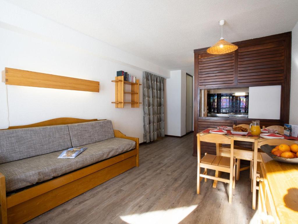 - un salon avec un canapé, une table et une salle à manger dans l'établissement Apartment Le Borsat-10 by Interhome, à Tignes