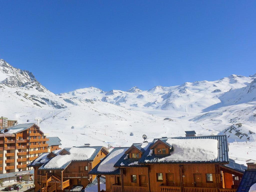 une montagne enneigée avec des bâtiments et des toits enneigés dans l'établissement Apartment Lauzières 308 by Interhome, à Val Thorens