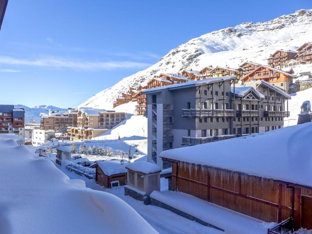 une ville recouverte de neige avec une montagne en arrière-plan dans l'établissement Apartment Vanoise-1 by Interhome, à Val Thorens