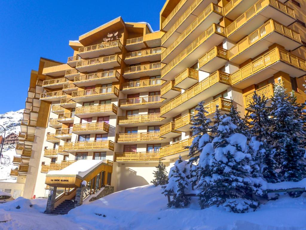 un grande edificio con neve di fronte di Apartment La Roche Blanche-6 by Interhome a Val Thorens