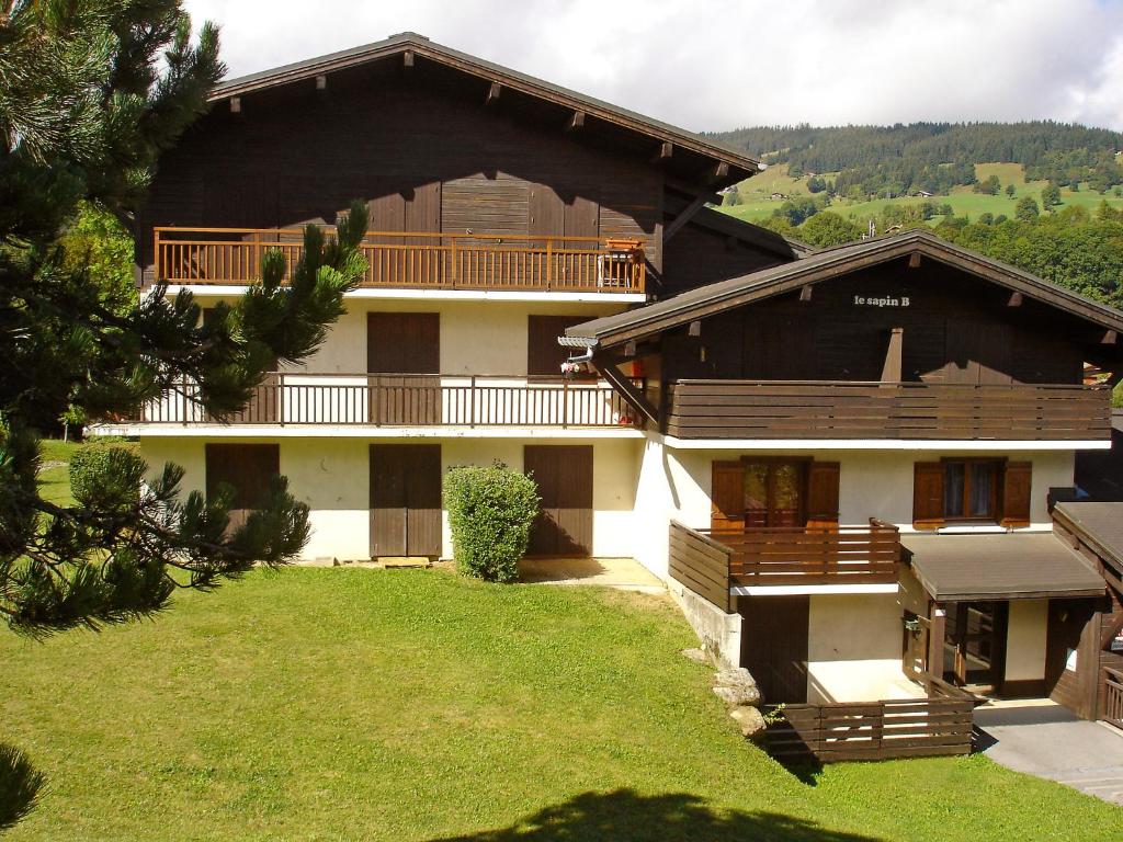 Cette grande maison dispose d'un balcon et d'une cour. dans l'établissement Apartment Sapin B by Interhome, à Demi-Quartier