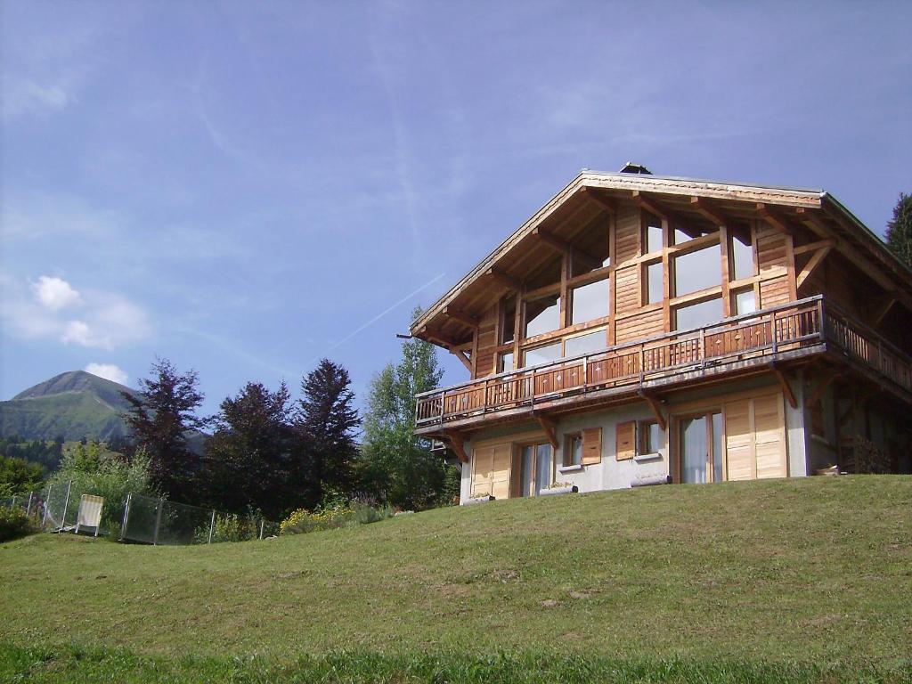 una casa de madera en la cima de una colina en Chalet L'Epachat by Interhome, en Mémontel