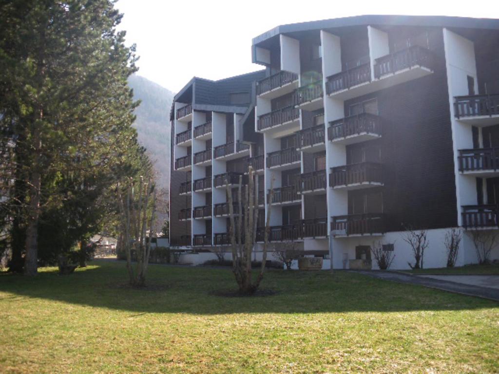 un gran edificio de apartamentos en un parque con árboles en Apartment Les Joncioles by Interhome, en Samoëns