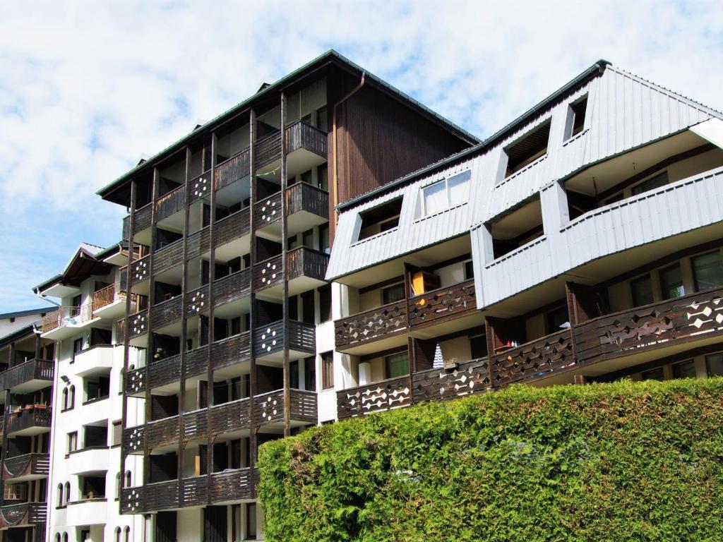 un immeuble d'appartements avec des balcons sur le côté dans l'établissement Studio Le Grépon-3 by Interhome, à Chamonix-Mont-Blanc