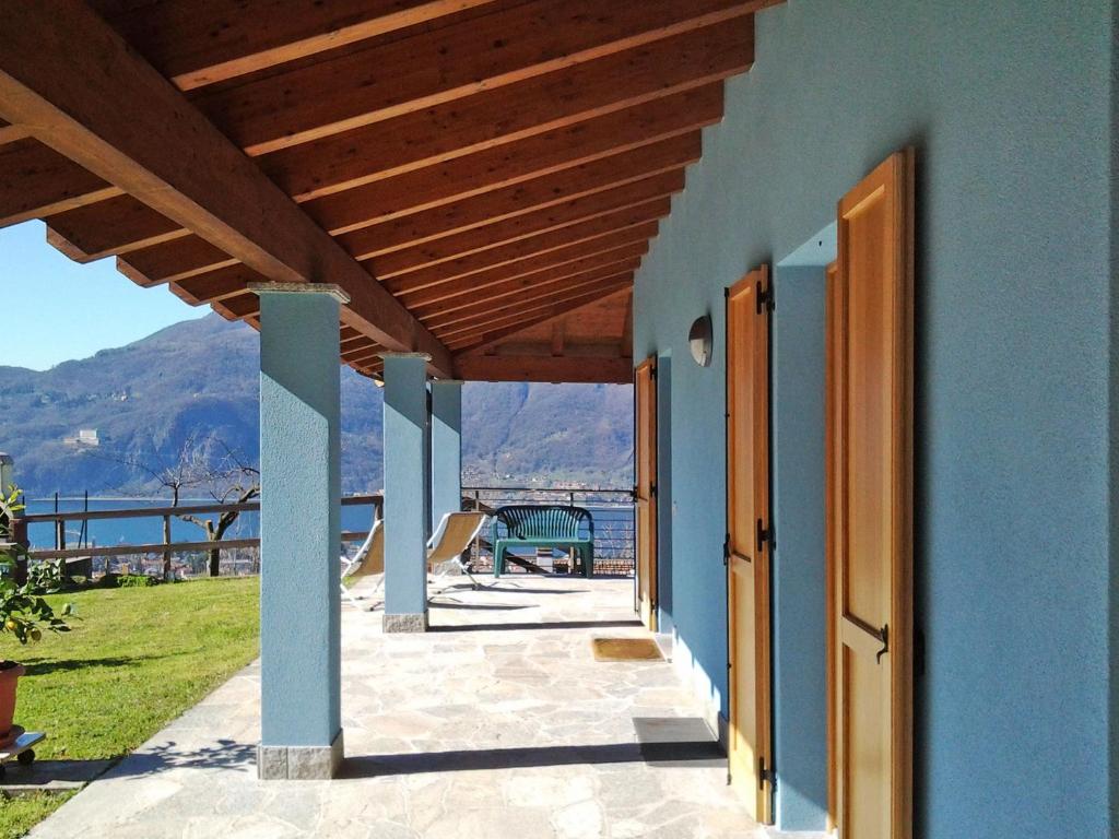 um alpendre de uma casa com vista para o oceano em Holiday Home Il Giogo by Interhome em Mandello del Lario