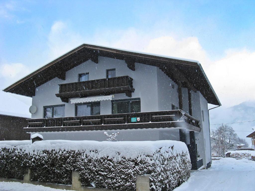 een huis met sneeuw op het dak bij Apartment Haus Zimmermann by Interhome in Innsbruck