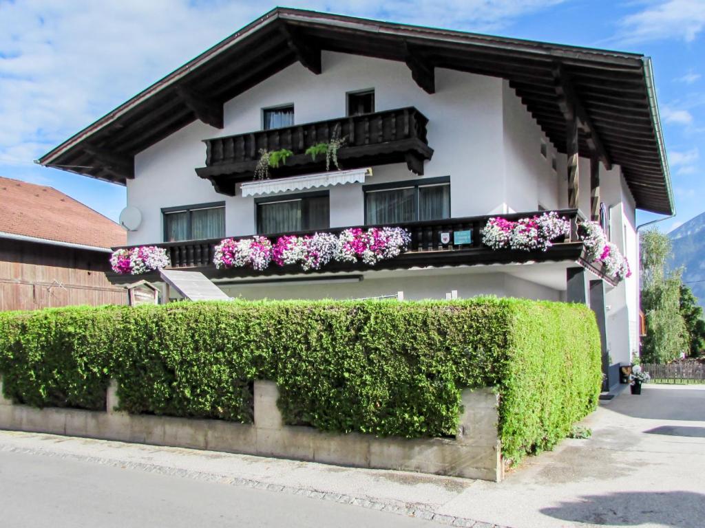 un edificio bianco con fiori sui balconi di Apartment Haus Zimmermann by Interhome a Innsbruck