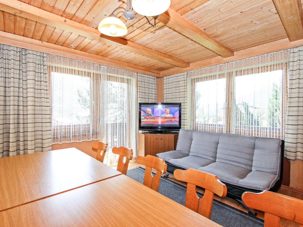 TV a/nebo společenská místnost v ubytování Holiday Home Hussl by Interhome