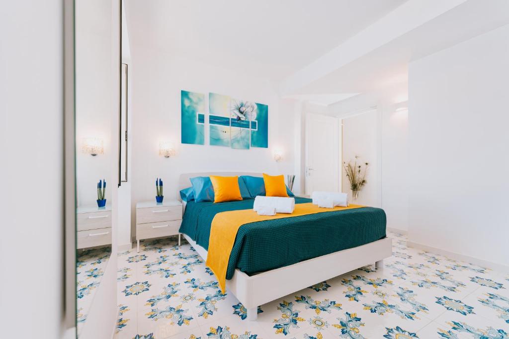 Ein Bett oder Betten in einem Zimmer der Unterkunft Villa Eris Amalfi Coast