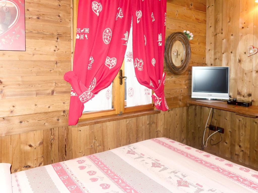 Telewizja i/lub zestaw kina domowego w obiekcie Apartment La Tata by Interhome