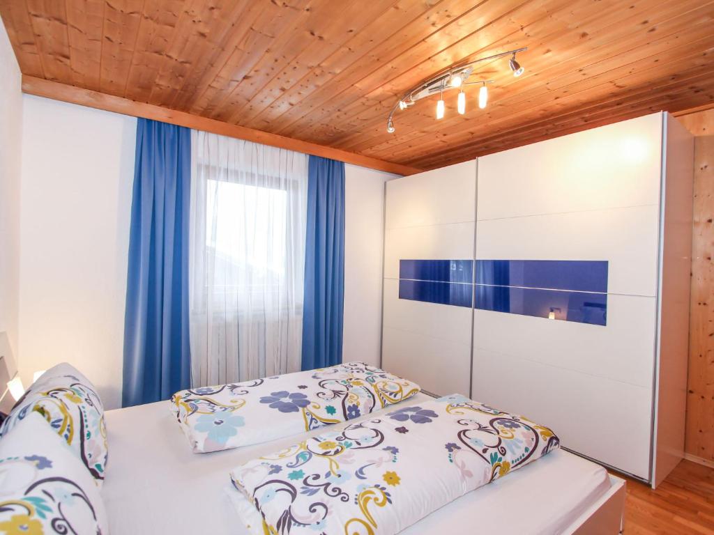 Postel nebo postele na pokoji v ubytování Chalet Katharina by Interhome