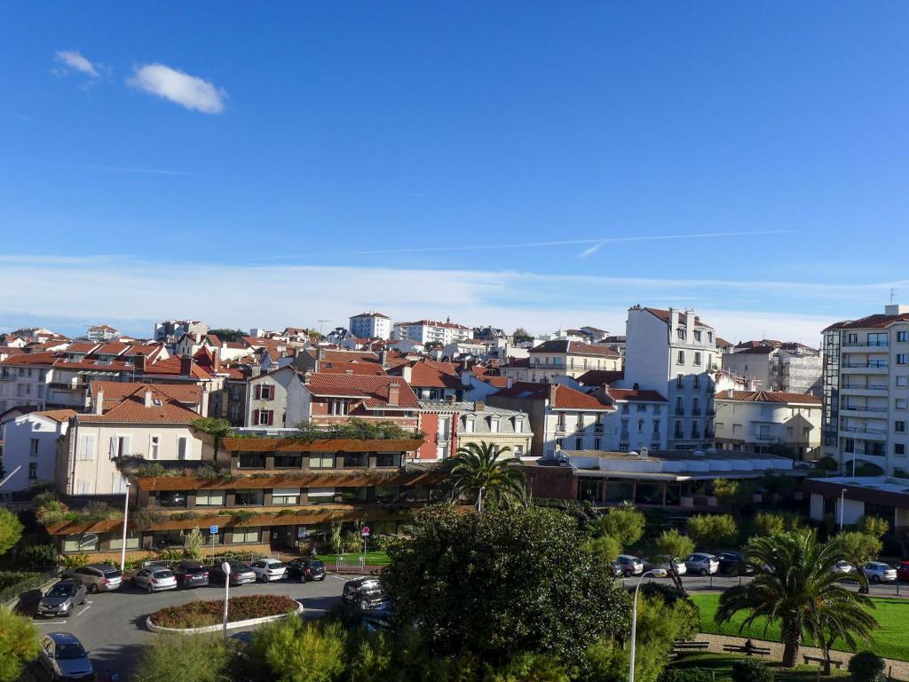 vistas a una ciudad con edificios y coches en Apartment Océanic-1 by Interhome, en Biarritz