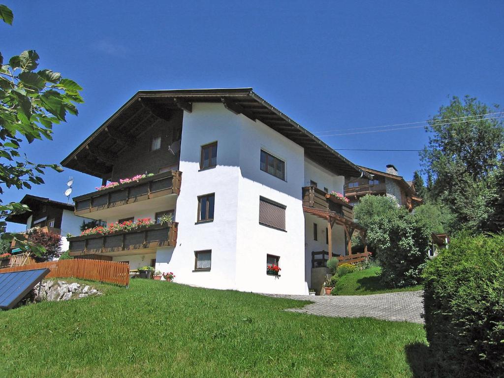 biały dom z czarnym dachem w obiekcie Apartment Straif by Interhome w mieście Kirchberg in Tirol