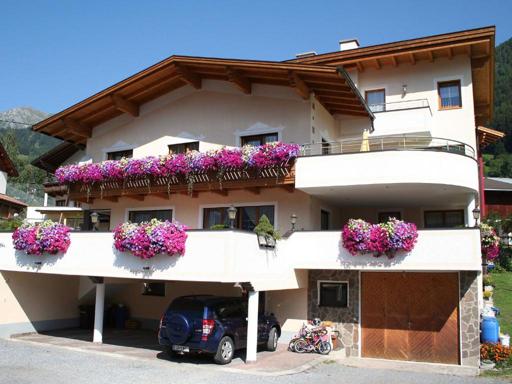 ein Gebäude mit Blumenkästen auf den Balkonen in der Unterkunft Apartment Christian by Interhome in Pettneu am Arlberg