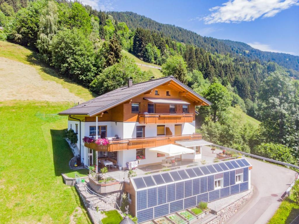 una vista aérea de una casa con paneles solares en Apartment Angelina by Interhome en Innerberg