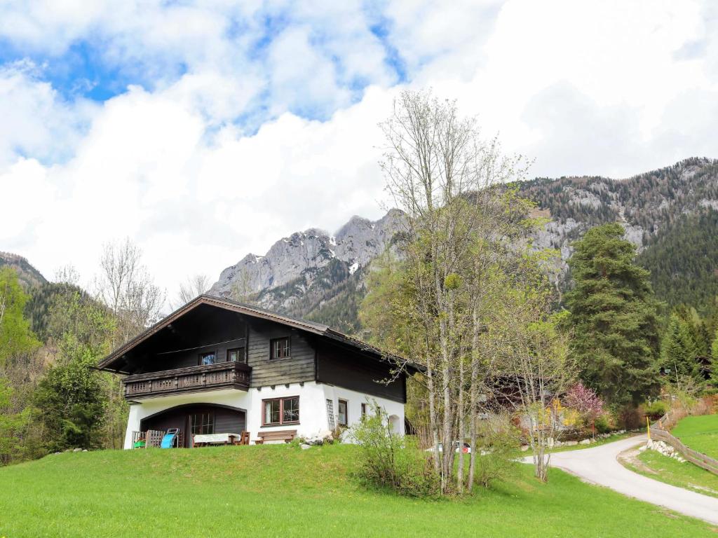 una casa en una colina con montañas en el fondo en Holiday Home Diana by Interhome en Weißenbach