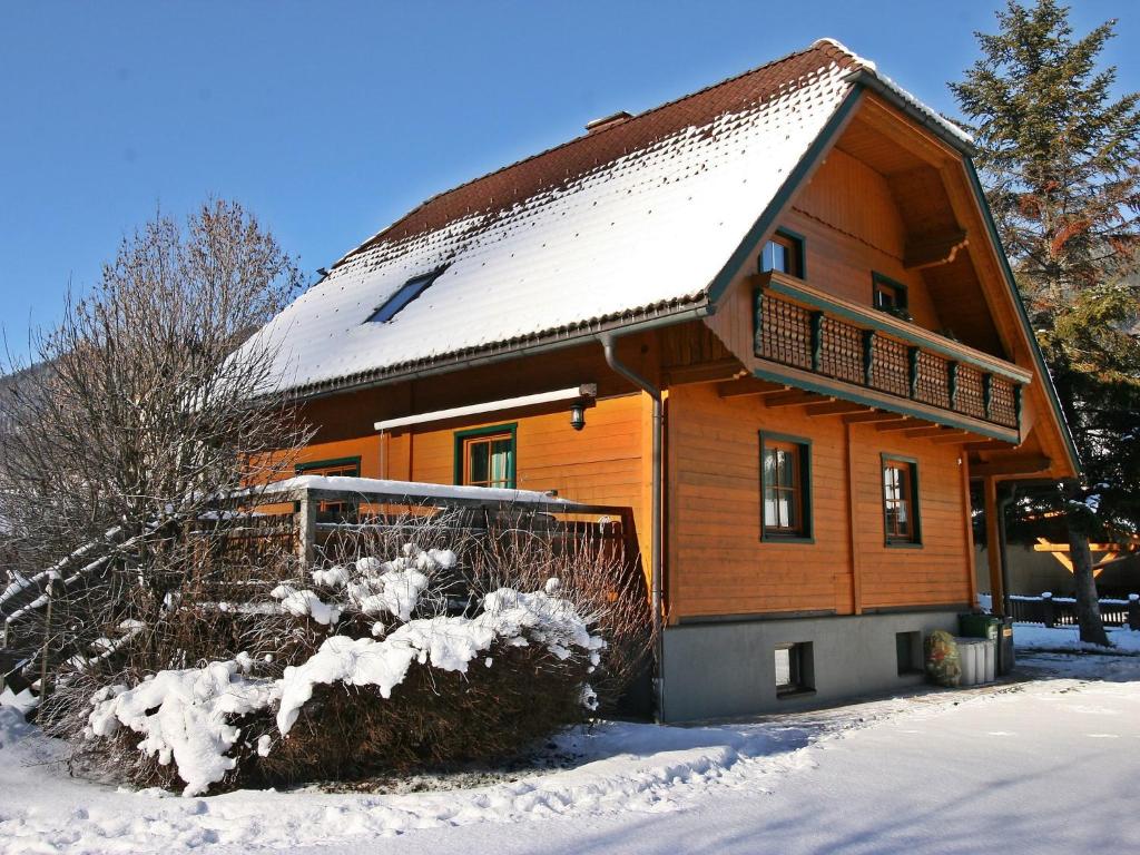 een houten huis met sneeuw op het dak bij Chalet Bergerlodge by Interhome in Schladming