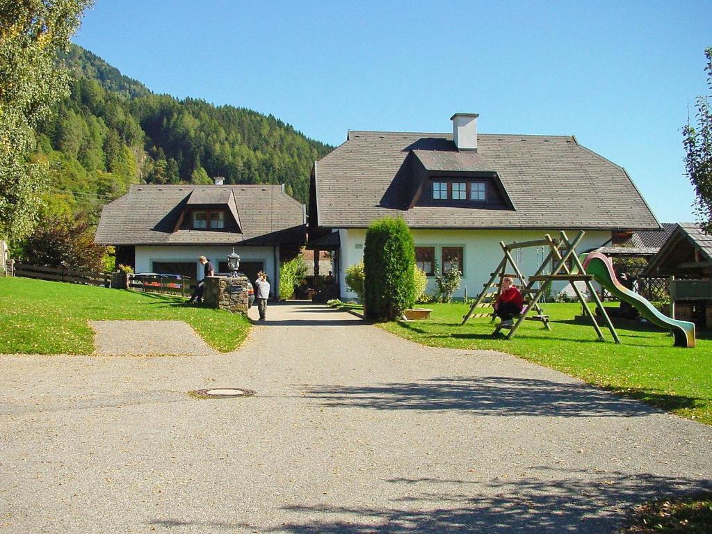 una casa con un parque infantil delante de ella en Apartment Schnitzer by Interhome, en Seeboden