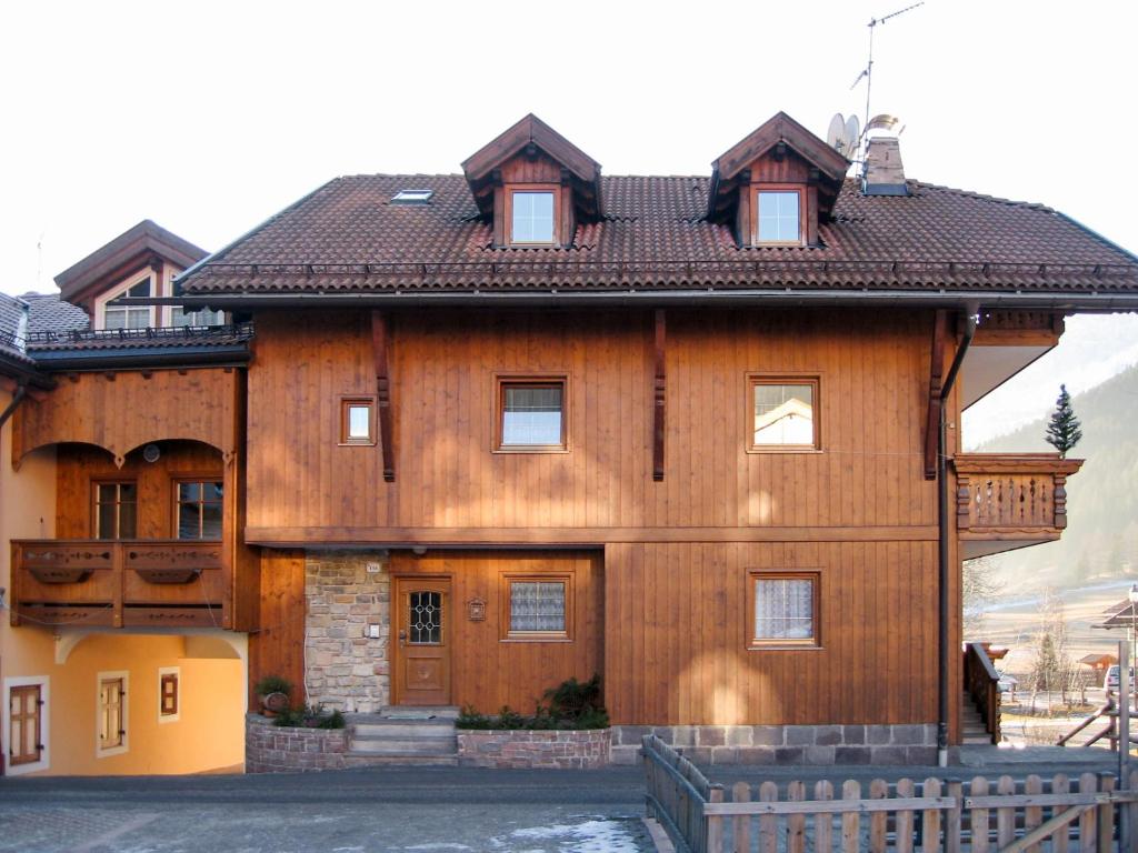 Casa de madera con techo marrón en Apartment Lazzer-1 by Interhome, en Campitello