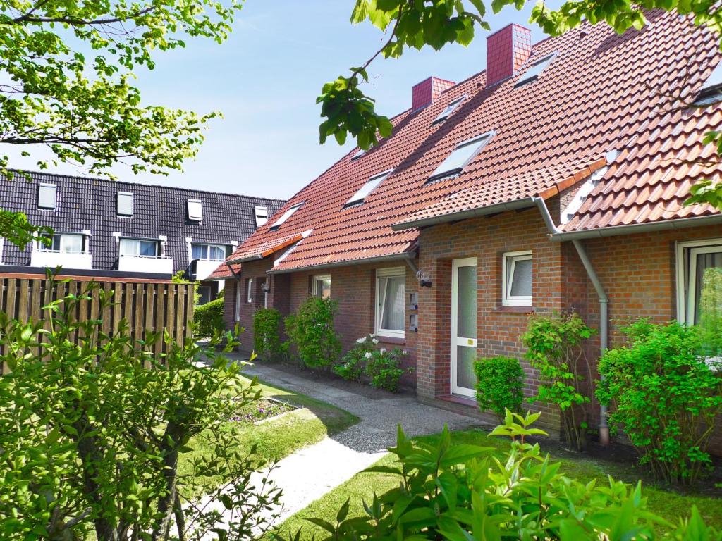 eine Reihe von Häusern mit roten Dächern in der Unterkunft Apartment Muschelweg-1 by Interhome in Norddeich