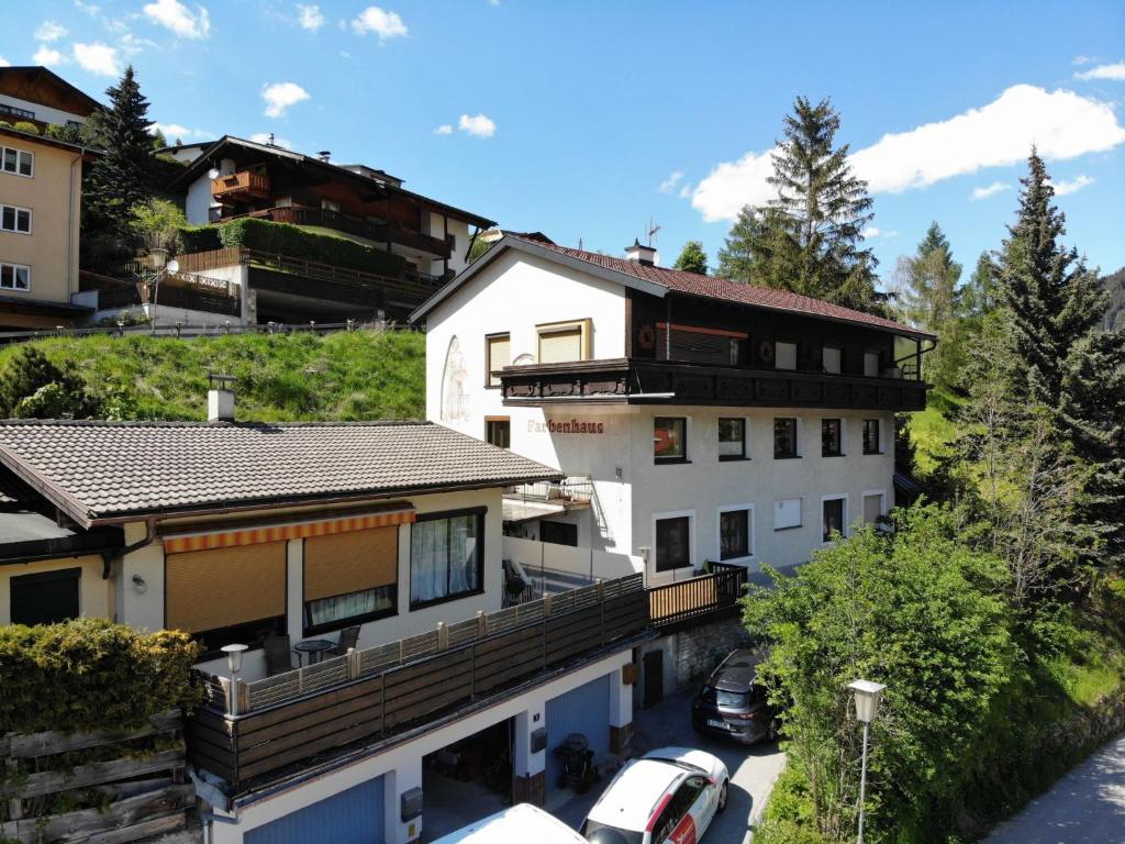 ariale Aussicht auf ein Gebäude mit Autos auf einem Parkplatz in der Unterkunft Apartment Biegel-Kraus by Interhome in Steinach am Brenner