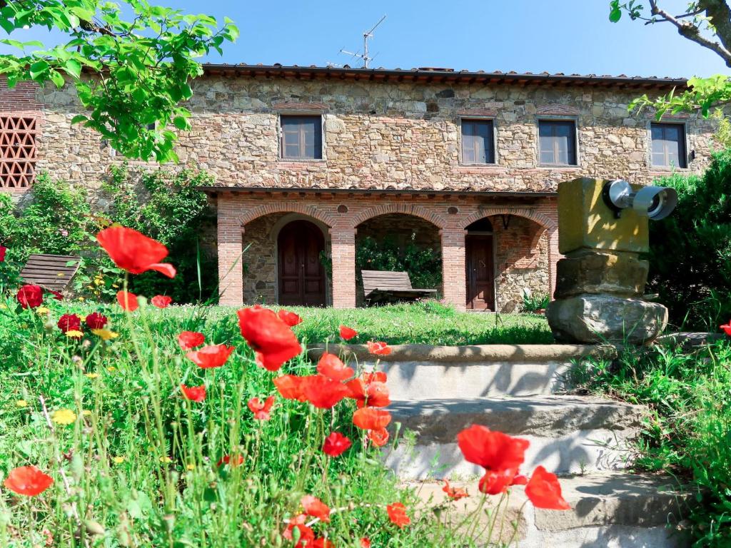 MontevettoliniにあるHoliday Home Agrumi by Interhomeの赤い花の石造りの建物