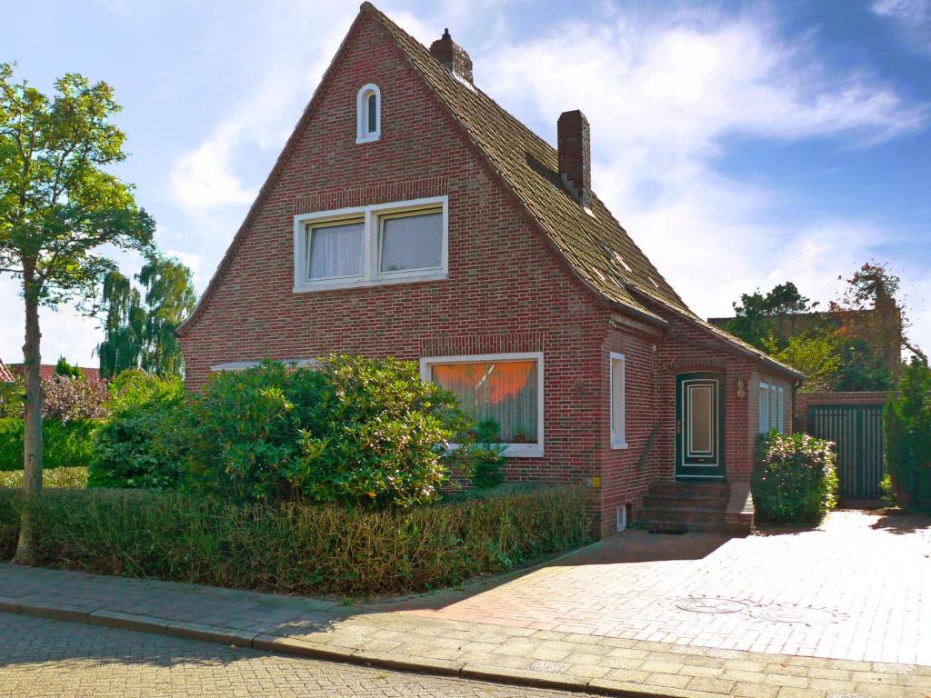 una casa di mattoni rossi con tetto di gamberetti di Holiday Home Kleen by Interhome a Norden