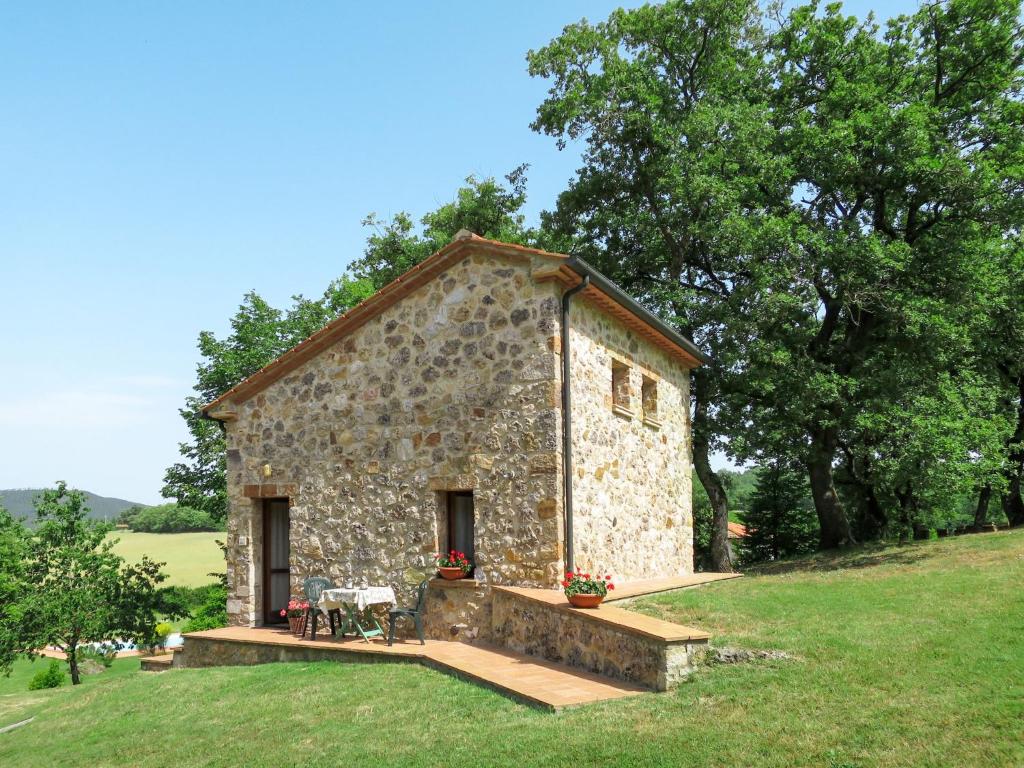 BoccheggianoにあるHoliday Home Scopi by Interhomeの草原の小石造り
