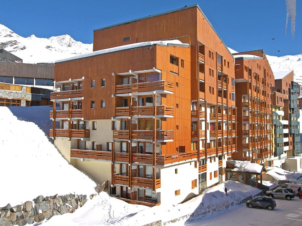 a building with snow in front of it at Apartment Les Lauzières-3 by Interhome in Val Thorens