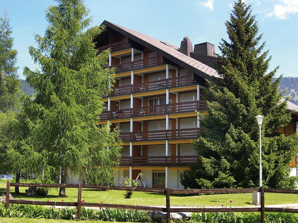 ein großes Gebäude mit Bäumen davor in der Unterkunft Apartment Opale 4 by Interhome in Villars-sur-Ollon