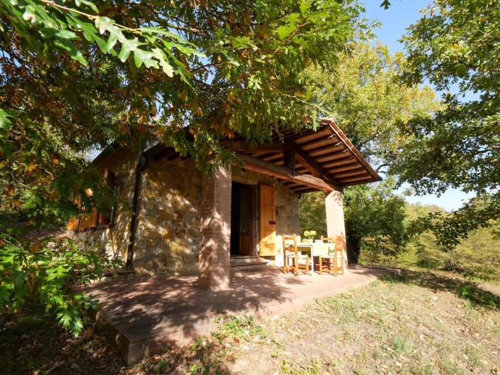 BoccheggianoにあるHoliday Home La Valle by Interhomeの小さな石造りの家(屋外にテーブルと椅子付)