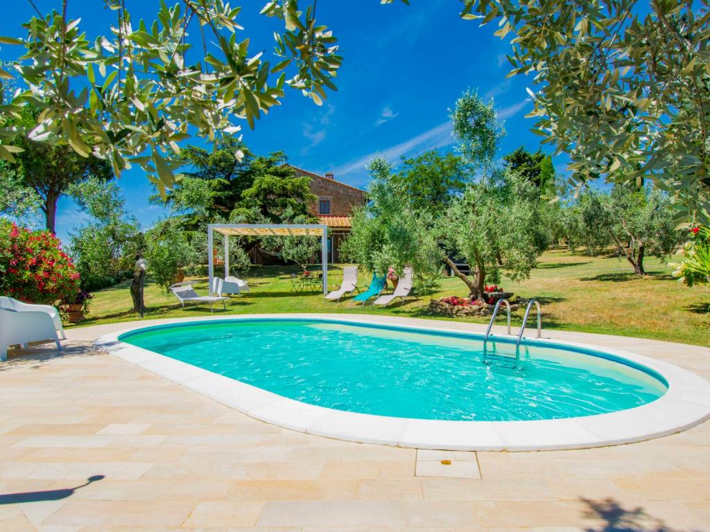 een zwembad met een tuinhuisje in de tuin bij Holiday Home Casa Bensa by Interhome in Camaione