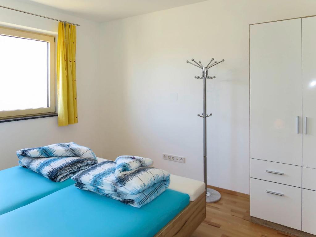 Postel nebo postele na pokoji v ubytování Apartment Zillertalblick by Interhome