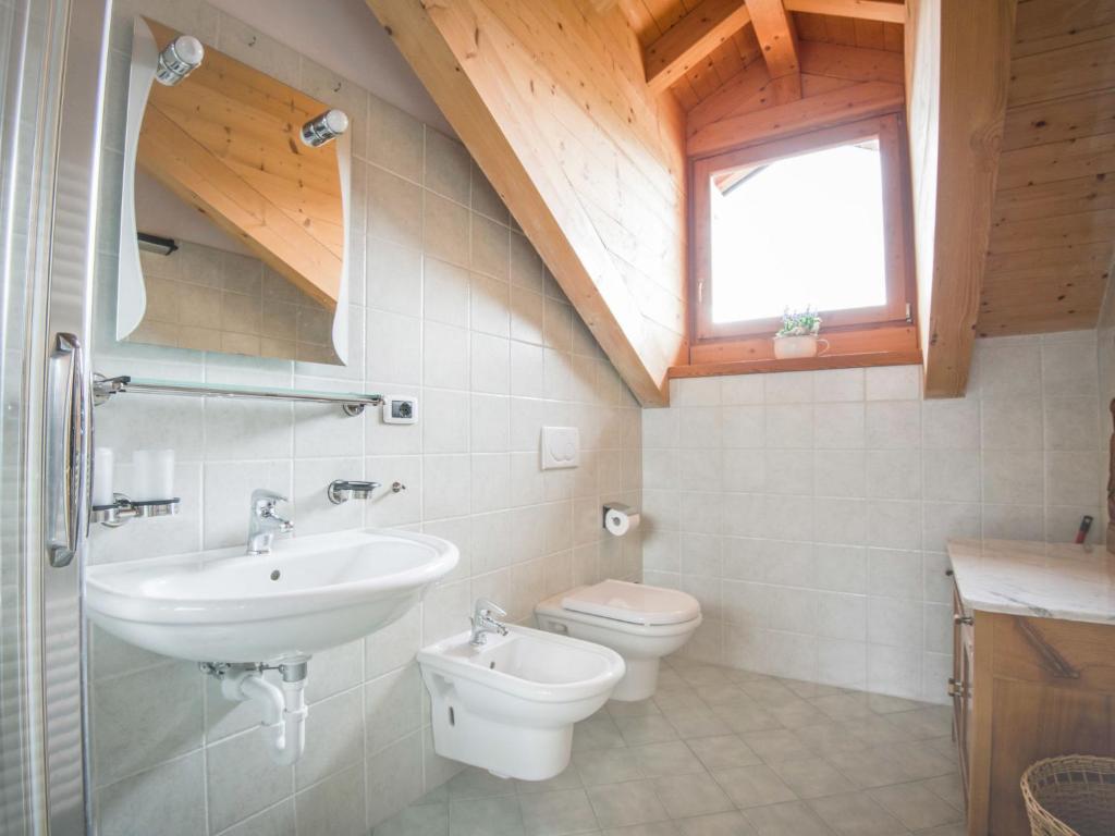 Koupelna v ubytování Apartment Albergo Diffuso - Cjasa Ustin-1 by Interhome