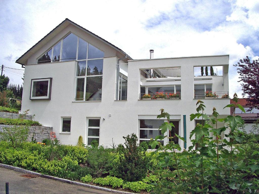 una casa blanca con muchas ventanas en Apartment Willmann by Interhome, en Eisenbach