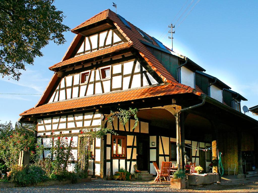 ein großes Haus mit einem Gameradach in der Unterkunft Apartment Dieboldshof by Interhome in Neuried