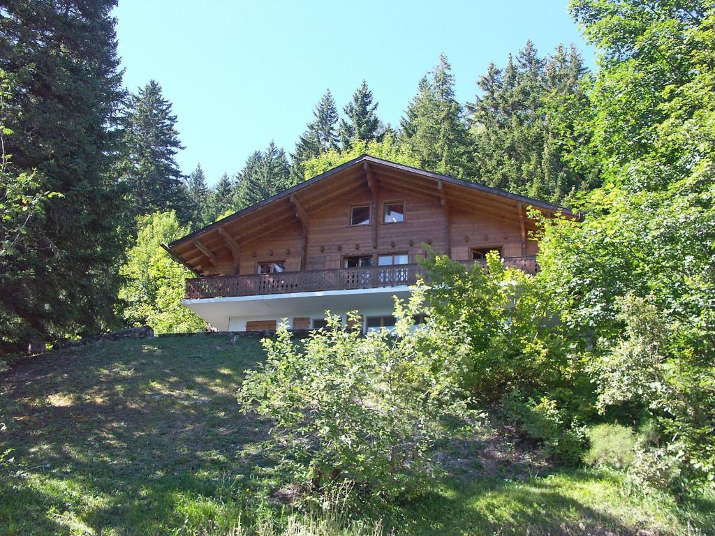 ein Haus auf einem Hügel mit Bäumen in der Unterkunft Chalet Arpille by Interhome in Anzère
