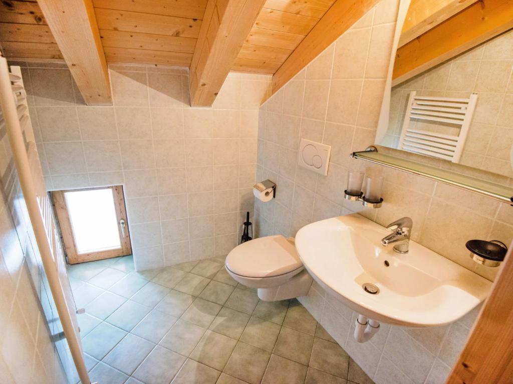 Kúpeľňa v ubytovaní Apartment Albergo Diffuso - Cjasa Ustin-3 by Interhome