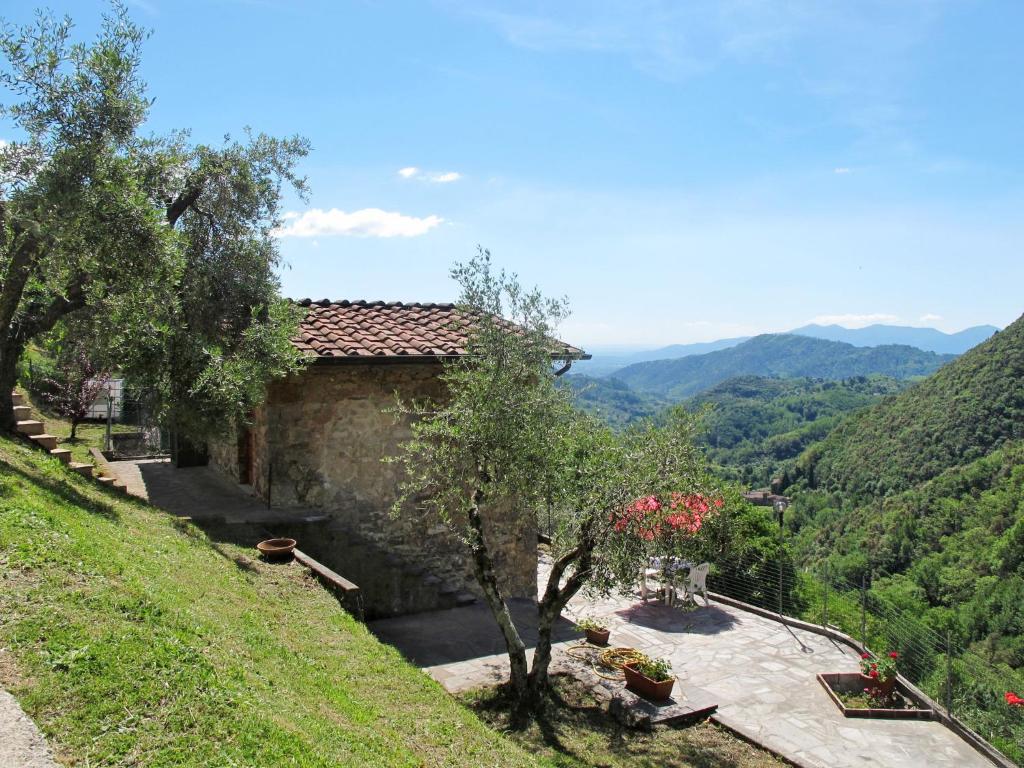 ein Haus auf einem Hügel mit Blick auf ein Tal in der Unterkunft Holiday Home Castagneto by Interhome in Loppeglia