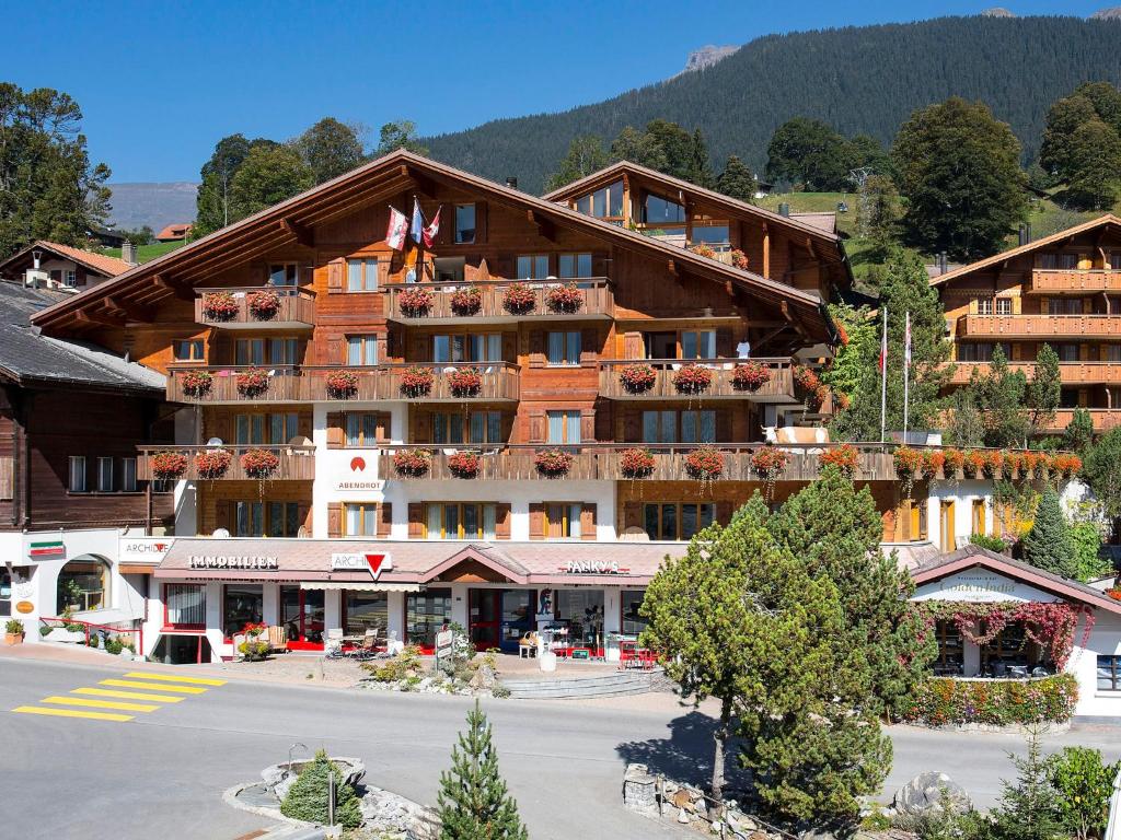 ein großes Hotel mitten auf einem Parkplatz in der Unterkunft Apartment Chalet Abendrot-15 by Interhome in Grindelwald