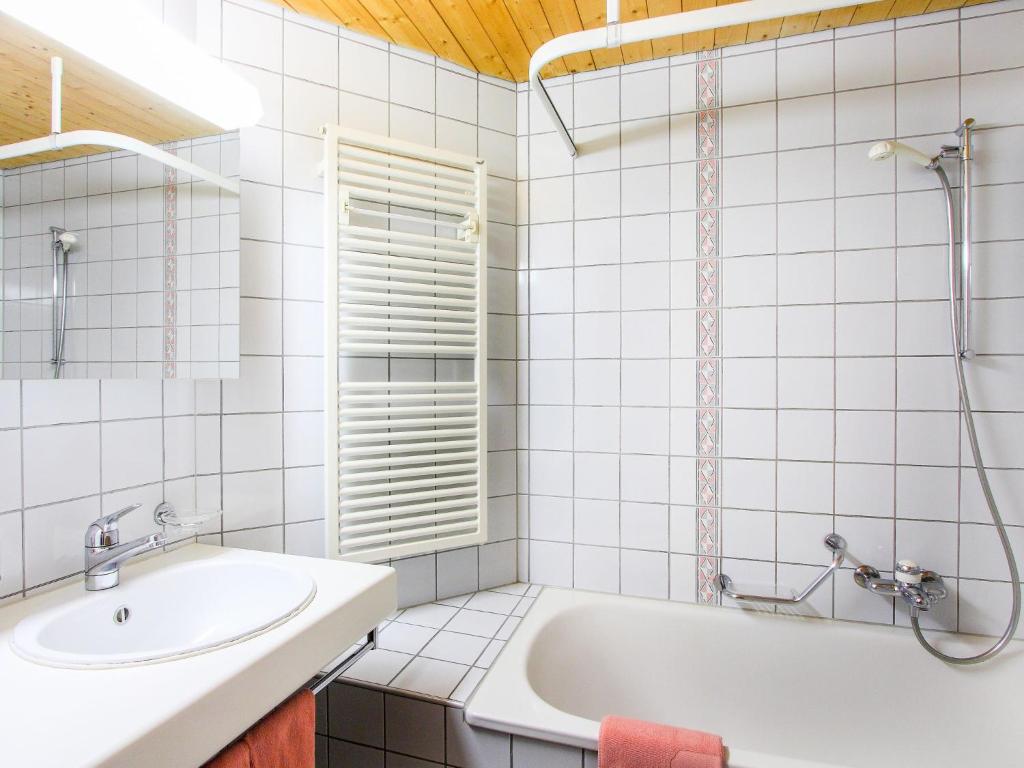 Ванная комната в Apartment Chalet Abendrot apARTments-23 by Interhome