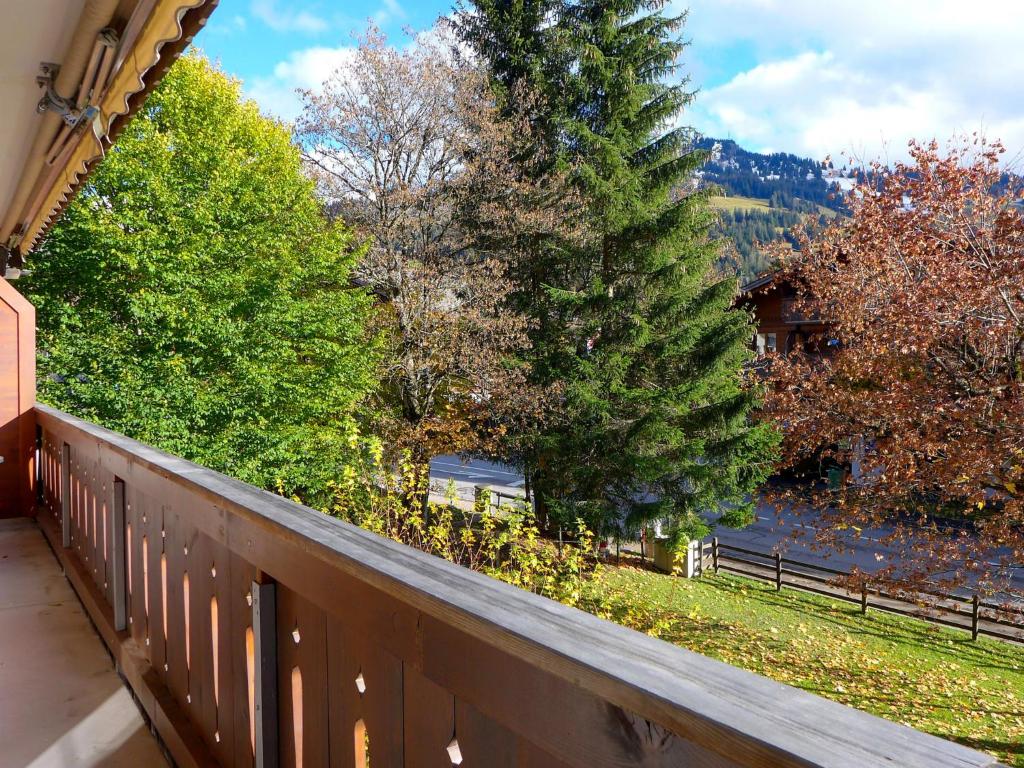 Vista generica sulle montagne o vista sulle montagne dall'interno dell'appartamento