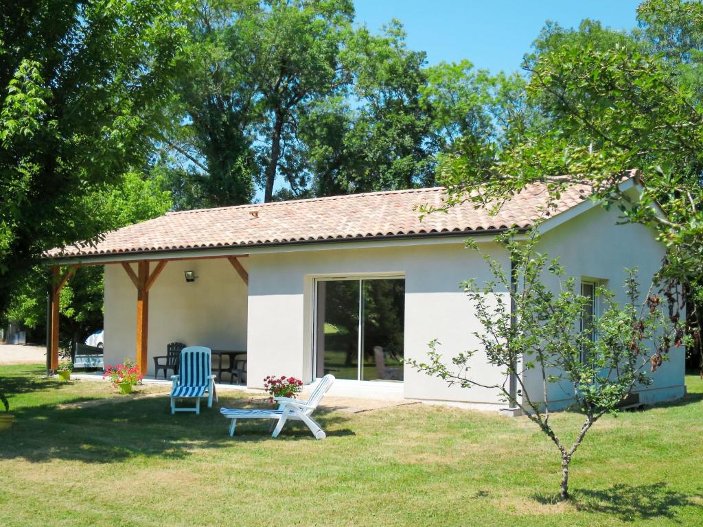 una pequeña casa blanca con 2 sillas en el patio en Holiday Home La Casita - CEM110 by Interhome, en Civrac-en-Médoc